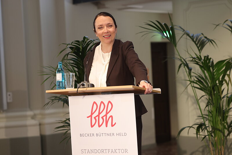 Rechtsanwältin und BBH-Partnerin Prof. Dr. Ines Zenke bei der BBH-Jahreskonferenz 2025