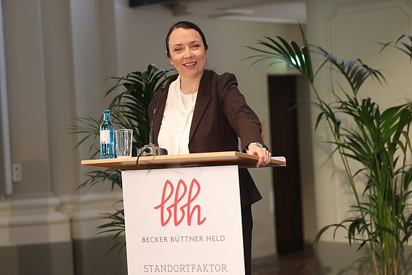 Rechtsanwältin und BBH-Partnerin Prof. Dr. Ines Zenke bei der BBH-Jahreskonferenz 2025