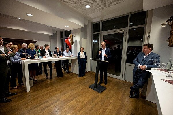 Stefan Evers, Bürgermeister und Senator für Finanzen, Land Berlin, hält den Impuls des Abends