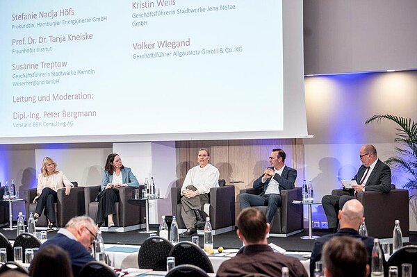 Susanne Treptow, Geschäftsführerin bei Stadtwerke Hameln Weserbergland GmbH; Stefanie Nadja Höfs, Prokuristin der Hamburger Energienetze GmbH; Prof. Dr. Dr. Tanja Manuela Kneiske, Fachgebietsleiterin Technologie und Management Integrierter Energieinfrastrukturen am Fraunhofer IEG; Volker Wiegand, Geschäftsführer bei AllgäuNetz GmbH & Co. KG; Peter Bergmann, Consulting-Vorstand und Partner, BBH-Gruppe