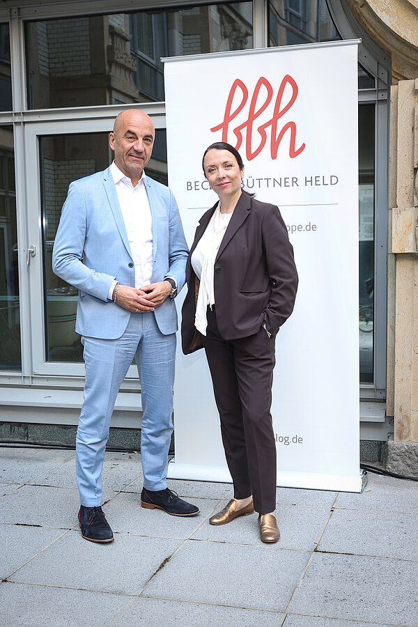 BDEW-Präsident Stefan Dohler und Rechtsanwältin und BBH-Partnerin Prof. Dr. Ines Zenke bei der BBH-Jahreskonferenz