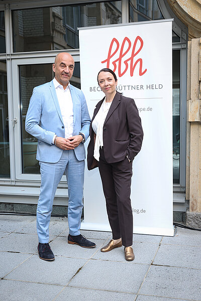 BDEW-Präsident Stefan Dohler und Rechtsanwältin und BBH-Partnerin Prof. Dr. Ines Zenke bei der BBH-Jahreskonferenz