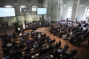 BBH-Jahreskonferenz 2025: Voller Saal in der Französischen Friedrichstadtkirche