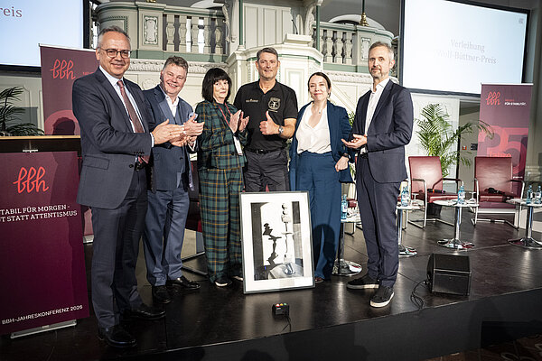 Prof. Christian Held und Prof. Dr. Ines Zenke bei der Übergabe des Wolf Büttner Preises 2026 an die Initiative "Jan Hähnlein & Friends"