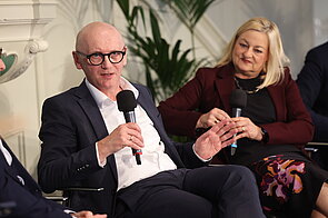 Dr. Matthias Dümpelmann, Geschäftsführer 8KU GmbH, und Heike Freimuth, Leiterin der Vertretung in Deutschland, Europäische Investitionsbank, bei der BBH-Jahreskonferenz 2025