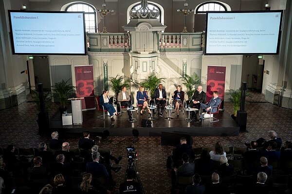 Prof. Dr. Ines Zenke, Rechtsanwältin und Partnerin, BBH-Gruppe; Kerstin Andreae, Vorsitzende der Hauptgeschäftsführung, Bundesverband der Energie- und Wasserwirtschaft e. V. (BDEW); Thomas Antonioli, Co-Founder und CFO, Terra One Climate Solutions GmbH; Anne Rethmann, Vorständin, Thüga AG; Christian Seyfert, Hauptgeschäftsführer, Verband der Industriellen Energie-  und Kraftwirtschaft e. V. (VIK); Armand Zorn MdB, SPD-Bundestagsfraktion; Prof. Christian Held, Rechtsanwalt und Partner, BBH-Gruppe
