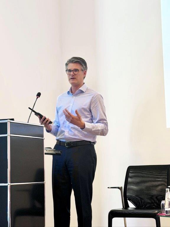 Dr.-Ing. Frederik Giessing, Mitglied der Geschäftsleitung der 450connect GmbH auf der Cyberkonferenz